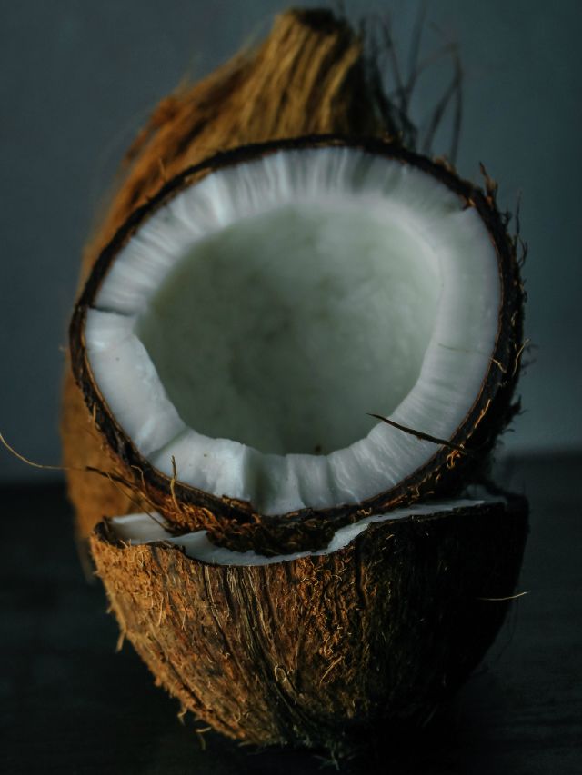 नारियल तेल से चेहरे को दें चमक, सर्दियों में ड्राई स्किन का हल पाएं